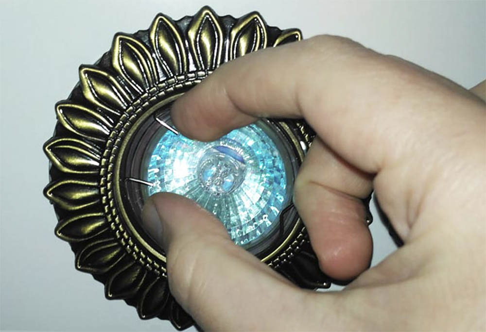 Прижимное кольцо в лампе