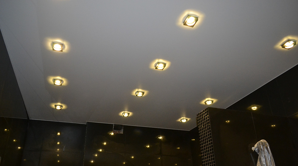 Точечные светильники на натяжном потолке