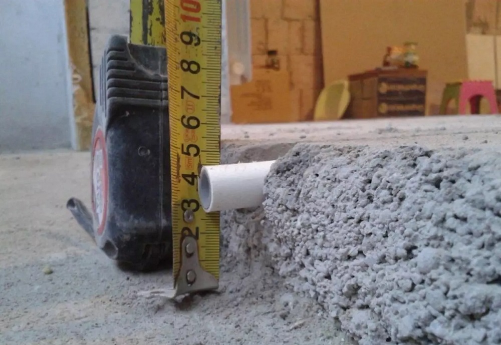 Сантиметр возле бетонной стяжки