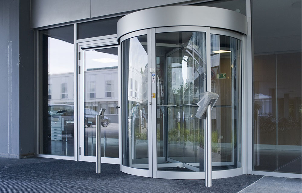 Алюминиевые двери в бизнес-центре