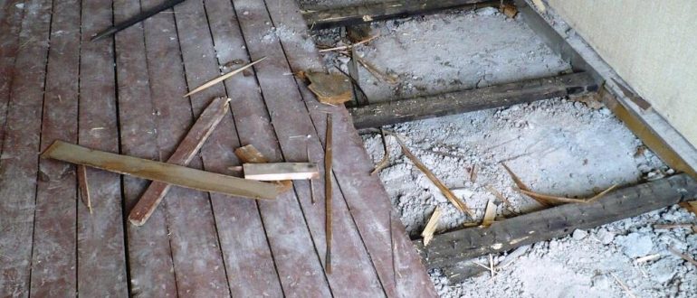 Демонтаж старого деревянного пола