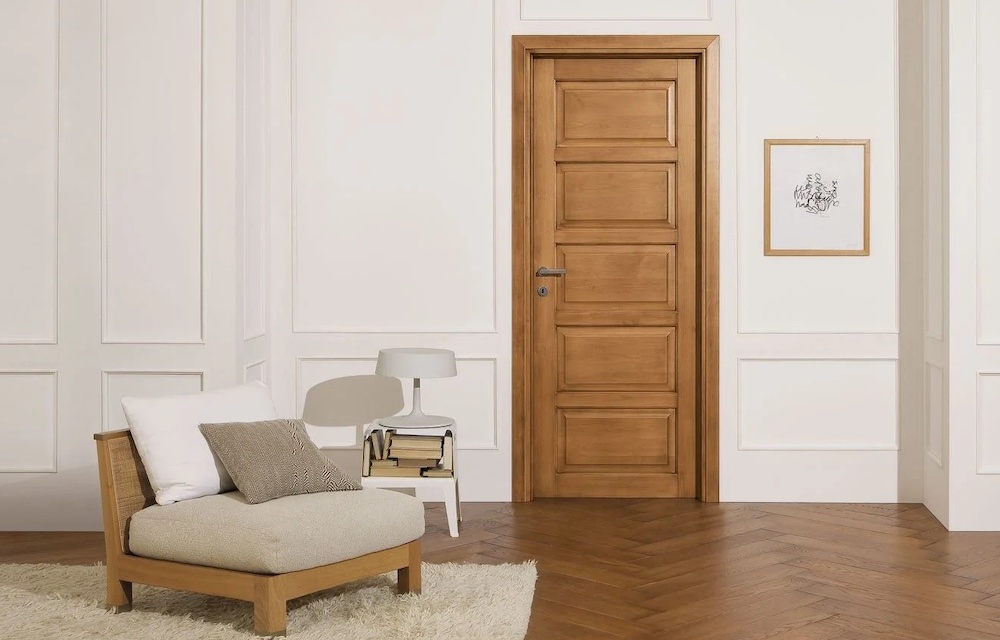 Филенчатая дверь в квартире